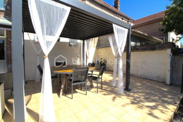 Située au cœur du village de Piffonds, à deux pas des écoles, des commerces de proximité et des ramassages scolaires, cette maison de village saura vous séduire par son authenticité et ses prestations modernes. Agrémentée d’un agréable petit terrain clos, elle offre un cadre de vie paisible et clé en main.
Dès l'entrée, vous découvrirez un espace fonctionnel doté de nombreux rangements. La pièce de vie, lumineuse et chaleureuse, est agrémentée d'un poêle à bois, idéal pour vos soirées d'hiver. La cuisine, entièrement aménagée et équipée, s'ouvre directement sur une terrasse privative, parfaite pour vos repas en extérieur. Un WC séparé complète ce niveau.
Le premier étage dispose d'un palier desservant une salle de bain avec baignoire et WC, une buanderie pratique ainsi qu'un bureau traversant pouvant servir d'espace de lecture. Une première chambre confortable se trouve également à ce niveau.
Au second étage, vous découvrirez une vaste chambre offrant un beau volume. Grâce à sa configuration généreuse, cet espace peut être très facilement divisé pour créer deux chambres indépendantes selon vos besoins.
Cette maison bénéficie de nombreux atouts garantissant confort et économies :
Isolation performante en laine de roche et menuiseries en double vitrage, Installation électrique entièrement revue et raccordement au tout-à-l'égout, Le bien profite d'une faible taxe foncière de 405€

Idéale pour un premier achat ou une famille cherchant la proximité des services, cette maison ne nécessite aucun travaux immédiats. Pour plus de renseignements ou pour organiser une visite, n'hésitez pas à me contacter.