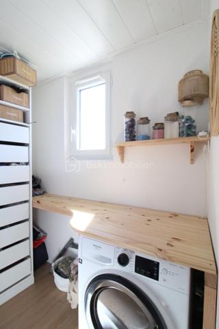 Située au cœur du village de Piffonds, à deux pas des écoles, des commerces de proximité et des ramassages scolaires, cette maison de village saura vous séduire par son authenticité et ses prestations modernes. Agrémentée d’un agréable petit terrain clos, elle offre un cadre de vie paisible et clé en main.
Dès l'entrée, vous découvrirez un espace fonctionnel doté de nombreux rangements. La pièce de vie, lumineuse et chaleureuse, est agrémentée d'un poêle à bois, idéal pour vos soirées d'hiver. La cuisine, entièrement aménagée et équipée, s'ouvre directement sur une terrasse privative, parfaite pour vos repas en extérieur. Un WC séparé complète ce niveau.
Le premier étage dispose d'un palier desservant une salle de bain avec baignoire et WC, une buanderie pratique ainsi qu'un bureau traversant pouvant servir d'espace de lecture. Une première chambre confortable se trouve également à ce niveau.
Au second étage, vous découvrirez une vaste chambre offrant un beau volume. Grâce à sa configuration généreuse, cet espace peut être très facilement divisé pour créer deux chambres indépendantes selon vos besoins.
Cette maison bénéficie de nombreux atouts garantissant confort et économies :
Isolation performante en laine de roche et menuiseries en double vitrage, Installation électrique entièrement revue et raccordement au tout-à-l'égout, Le bien profite d'une faible taxe foncière de 405€

Idéale pour un premier achat ou une famille cherchant la proximité des services, cette maison ne nécessite aucun travaux immédiats. Pour plus de renseignements ou pour organiser une visite, n'hésitez pas à me contacter.