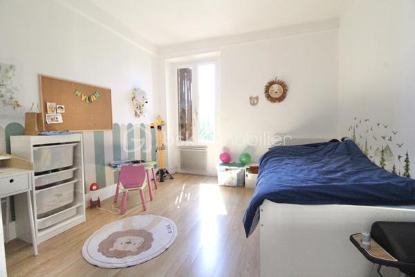 Située au cœur du village de Piffonds, à deux pas des écoles, des commerces de proximité et des ramassages scolaires, cette maison de village saura vous séduire par son authenticité et ses prestations modernes. Agrémentée d’un agréable petit terrain clos, elle offre un cadre de vie paisible et clé en main.
Dès l'entrée, vous découvrirez un espace fonctionnel doté de nombreux rangements. La pièce de vie, lumineuse et chaleureuse, est agrémentée d'un poêle à bois, idéal pour vos soirées d'hiver. La cuisine, entièrement aménagée et équipée, s'ouvre directement sur une terrasse privative, parfaite pour vos repas en extérieur. Un WC séparé complète ce niveau.
Le premier étage dispose d'un palier desservant une salle de bain avec baignoire et WC, une buanderie pratique ainsi qu'un bureau traversant pouvant servir d'espace de lecture. Une première chambre confortable se trouve également à ce niveau.
Au second étage, vous découvrirez une vaste chambre offrant un beau volume. Grâce à sa configuration généreuse, cet espace peut être très facilement divisé pour créer deux chambres indépendantes selon vos besoins.
Cette maison bénéficie de nombreux atouts garantissant confort et économies :
Isolation performante en laine de roche et menuiseries en double vitrage, Installation électrique entièrement revue et raccordement au tout-à-l'égout, Le bien profite d'une faible taxe foncière de 405€

Idéale pour un premier achat ou une famille cherchant la proximité des services, cette maison ne nécessite aucun travaux immédiats. Pour plus de renseignements ou pour organiser une visite, n'hésitez pas à me contacter.