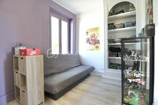 Située au cœur du village de Piffonds, à deux pas des écoles, des commerces de proximité et des ramassages scolaires, cette maison de village saura vous séduire par son authenticité et ses prestations modernes. Agrémentée d’un agréable petit terrain clos, elle offre un cadre de vie paisible et clé en main.
Dès l'entrée, vous découvrirez un espace fonctionnel doté de nombreux rangements. La pièce de vie, lumineuse et chaleureuse, est agrémentée d'un poêle à bois, idéal pour vos soirées d'hiver. La cuisine, entièrement aménagée et équipée, s'ouvre directement sur une terrasse privative, parfaite pour vos repas en extérieur. Un WC séparé complète ce niveau.
Le premier étage dispose d'un palier desservant une salle de bain avec baignoire et WC, une buanderie pratique ainsi qu'un bureau traversant pouvant servir d'espace de lecture. Une première chambre confortable se trouve également à ce niveau.
Au second étage, vous découvrirez une vaste chambre offrant un beau volume. Grâce à sa configuration généreuse, cet espace peut être très facilement divisé pour créer deux chambres indépendantes selon vos besoins.
Cette maison bénéficie de nombreux atouts garantissant confort et économies :
Isolation performante en laine de roche et menuiseries en double vitrage, Installation électrique entièrement revue et raccordement au tout-à-l'égout, Le bien profite d'une faible taxe foncière de 405€

Idéale pour un premier achat ou une famille cherchant la proximité des services, cette maison ne nécessite aucun travaux immédiats. Pour plus de renseignements ou pour organiser une visite, n'hésitez pas à me contacter.