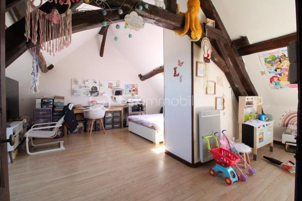 Située au cœur du village de Piffonds, à deux pas des écoles, des commerces de proximité et des ramassages scolaires, cette maison de village saura vous séduire par son authenticité et ses prestations modernes. Agrémentée d’un agréable petit terrain clos, elle offre un cadre de vie paisible et clé en main.
Dès l'entrée, vous découvrirez un espace fonctionnel doté de nombreux rangements. La pièce de vie, lumineuse et chaleureuse, est agrémentée d'un poêle à bois, idéal pour vos soirées d'hiver. La cuisine, entièrement aménagée et équipée, s'ouvre directement sur une terrasse privative, parfaite pour vos repas en extérieur. Un WC séparé complète ce niveau.
Le premier étage dispose d'un palier desservant une salle de bain avec baignoire et WC, une buanderie pratique ainsi qu'un bureau traversant pouvant servir d'espace de lecture. Une première chambre confortable se trouve également à ce niveau.
Au second étage, vous découvrirez une vaste chambre offrant un beau volume. Grâce à sa configuration généreuse, cet espace peut être très facilement divisé pour créer deux chambres indépendantes selon vos besoins.
Cette maison bénéficie de nombreux atouts garantissant confort et économies :
Isolation performante en laine de roche et menuiseries en double vitrage, Installation électrique entièrement revue et raccordement au tout-à-l'égout, Le bien profite d'une faible taxe foncière de 405€

Idéale pour un premier achat ou une famille cherchant la proximité des services, cette maison ne nécessite aucun travaux immédiats. Pour plus de renseignements ou pour organiser une visite, n'hésitez pas à me contacter.