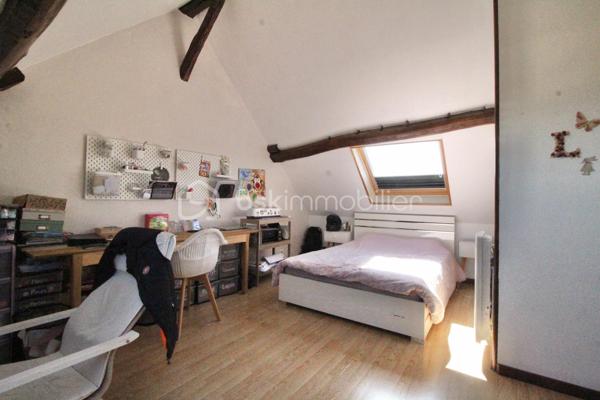 Située au cœur du village de Piffonds, à deux pas des écoles, des commerces de proximité et des ramassages scolaires, cette maison de village saura vous séduire par son authenticité et ses prestations modernes. Agrémentée d’un agréable petit terrain clos, elle offre un cadre de vie paisible et clé en main.
Dès l'entrée, vous découvrirez un espace fonctionnel doté de nombreux rangements. La pièce de vie, lumineuse et chaleureuse, est agrémentée d'un poêle à bois, idéal pour vos soirées d'hiver. La cuisine, entièrement aménagée et équipée, s'ouvre directement sur une terrasse privative, parfaite pour vos repas en extérieur. Un WC séparé complète ce niveau.
Le premier étage dispose d'un palier desservant une salle de bain avec baignoire et WC, une buanderie pratique ainsi qu'un bureau traversant pouvant servir d'espace de lecture. Une première chambre confortable se trouve également à ce niveau.
Au second étage, vous découvrirez une vaste chambre offrant un beau volume. Grâce à sa configuration généreuse, cet espace peut être très facilement divisé pour créer deux chambres indépendantes selon vos besoins.
Cette maison bénéficie de nombreux atouts garantissant confort et économies :
Isolation performante en laine de roche et menuiseries en double vitrage, Installation électrique entièrement revue et raccordement au tout-à-l'égout, Le bien profite d'une faible taxe foncière de 405€

Idéale pour un premier achat ou une famille cherchant la proximité des services, cette maison ne nécessite aucun travaux immédiats. Pour plus de renseignements ou pour organiser une visite, n'hésitez pas à me contacter.