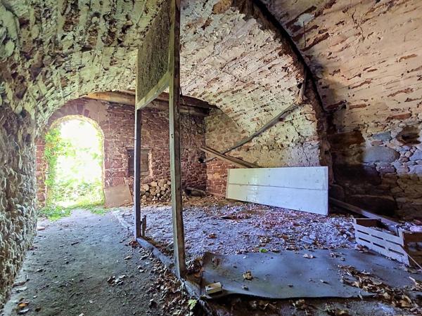 Un immeuble de caractère au fort potentiel, idéal pour investisseurs ou marchands de biens au cœur du Bousquet-d’Orb.