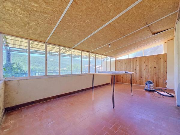 Un immeuble de caractère au fort potentiel, idéal pour investisseurs ou marchands de biens au cœur du Bousquet-d’Orb.