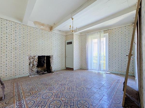 Un immeuble de caractère au fort potentiel, idéal pour investisseurs ou marchands de biens au cœur du Bousquet-d’Orb.