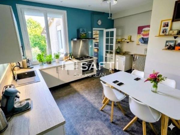 Immeuble d'habitation avec local commercial.