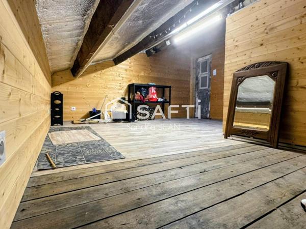 Immeuble d'habitation avec local commercial.