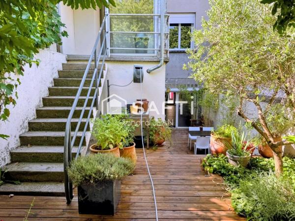 Immeuble d'habitation avec local commercial.