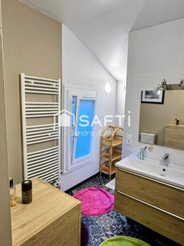 Immeuble d'habitation avec local commercial.