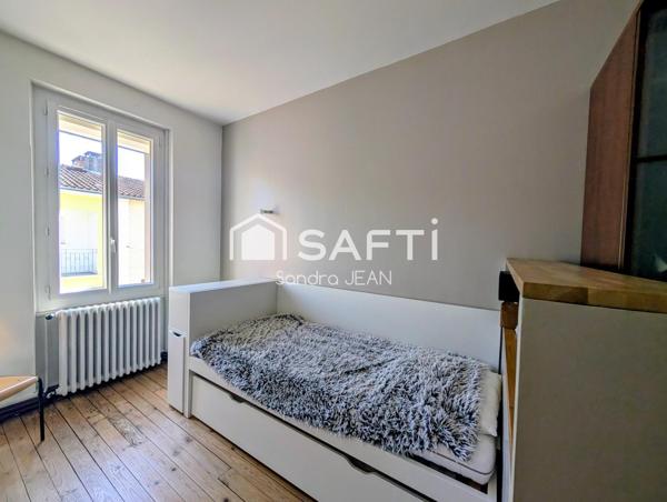 Immeuble d'habitation avec local commercial.