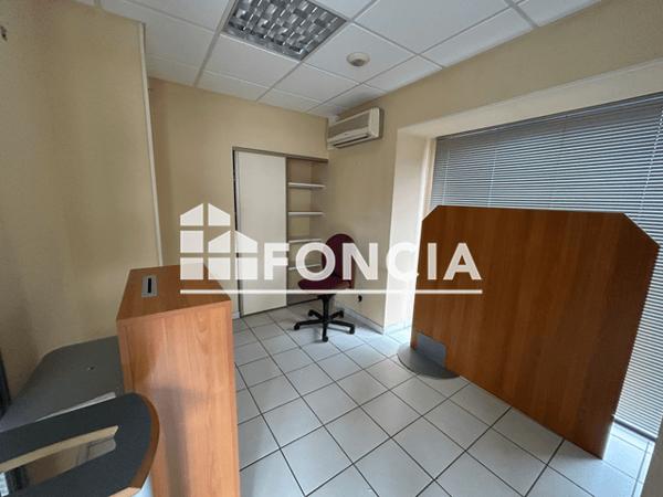 Location Local commercial 2 pièces 32.55 m² - 11/13 PLACE DE L'HOTEL DE VILLE Firmi 12300