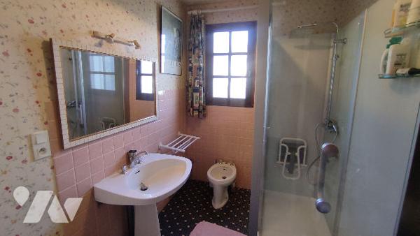 MAISON FAMILIALE 5 CHAMBRES AVEC VASTE SOUS SOL, TERRASSE ET GRAND TERRAIN