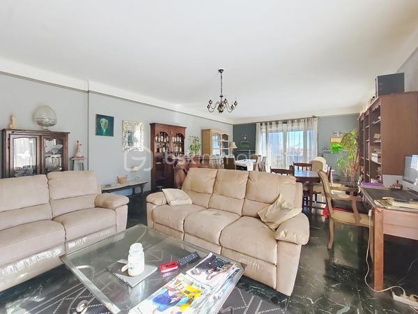 Découvrez ce bel appartement de type 4 de plus de 126 m², situé au 1er étage d'une petite résidence de seulement deux niveaux. Un bien aux volumes généreux, idéal pour une famille en quête d'espace, de confort et de qualité de vie.

Dès l'entrée, vous serez séduit par les beaux volumes de ce logement. Il offre un vaste double séjour/salle à manger baigné de lumière, agrémenté d'une cheminée, une grande cuisine indépendante, deux chambres, deux celliers offrant de nombreux espaces de rangement, une salle d'eau ainsi que des WC séparés.

Côté confort, l'appartement est équipé de double vitrage et de stores électriques. Le stationnement est également un véritable atout grâce aux nombreuses places gratuites disponibles au pied de la résidence.

Son emplacement privilégié vous permettra de profiter d'un quotidien pratique, à proximité immédiate des écoles (Paul Bert, Maltemps...), des commerces, des transports et des principaux axes, tout en bénéficiant d'un environnement agréable.