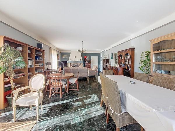 Découvrez ce bel appartement de type 4 de plus de 126 m², situé au 1er étage d'une petite résidence de seulement deux niveaux. Un bien aux volumes généreux, idéal pour une famille en quête d'espace, de confort et de qualité de vie.

Dès l'entrée, vous serez séduit par les beaux volumes de ce logement. Il offre un vaste double séjour/salle à manger baigné de lumière, agrémenté d'une cheminée, une grande cuisine indépendante, deux chambres, deux celliers offrant de nombreux espaces de rangement, une salle d'eau ainsi que des WC séparés.

Côté confort, l'appartement est équipé de double vitrage et de stores électriques. Le stationnement est également un véritable atout grâce aux nombreuses places gratuites disponibles au pied de la résidence.

Son emplacement privilégié vous permettra de profiter d'un quotidien pratique, à proximité immédiate des écoles (Paul Bert, Maltemps...), des commerces, des transports et des principaux axes, tout en bénéficiant d'un environnement agréable.