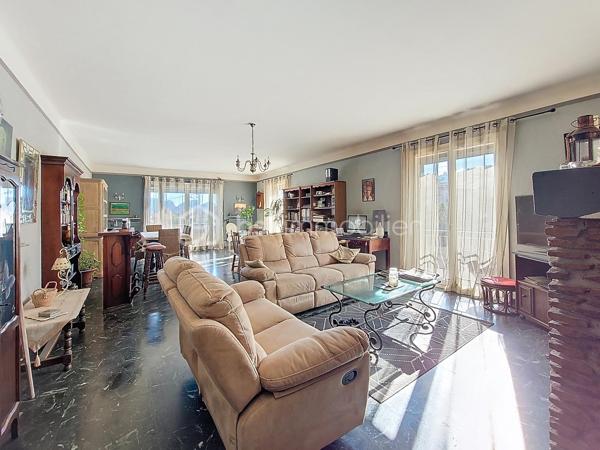 Découvrez ce bel appartement de type 4 de plus de 126 m², situé au 1er étage d'une petite résidence de seulement deux niveaux. Un bien aux volumes généreux, idéal pour une famille en quête d'espace, de confort et de qualité de vie.

Dès l'entrée, vous serez séduit par les beaux volumes de ce logement. Il offre un vaste double séjour/salle à manger baigné de lumière, agrémenté d'une cheminée, une grande cuisine indépendante, deux chambres, deux celliers offrant de nombreux espaces de rangement, une salle d'eau ainsi que des WC séparés.

Côté confort, l'appartement est équipé de double vitrage et de stores électriques. Le stationnement est également un véritable atout grâce aux nombreuses places gratuites disponibles au pied de la résidence.

Son emplacement privilégié vous permettra de profiter d'un quotidien pratique, à proximité immédiate des écoles (Paul Bert, Maltemps...), des commerces, des transports et des principaux axes, tout en bénéficiant d'un environnement agréable.