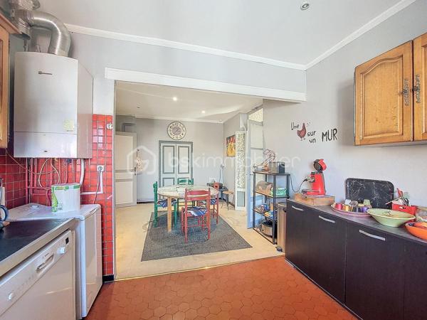 Découvrez ce bel appartement de type 4 de plus de 126 m², situé au 1er étage d'une petite résidence de seulement deux niveaux. Un bien aux volumes généreux, idéal pour une famille en quête d'espace, de confort et de qualité de vie.

Dès l'entrée, vous serez séduit par les beaux volumes de ce logement. Il offre un vaste double séjour/salle à manger baigné de lumière, agrémenté d'une cheminée, une grande cuisine indépendante, deux chambres, deux celliers offrant de nombreux espaces de rangement, une salle d'eau ainsi que des WC séparés.

Côté confort, l'appartement est équipé de double vitrage et de stores électriques. Le stationnement est également un véritable atout grâce aux nombreuses places gratuites disponibles au pied de la résidence.

Son emplacement privilégié vous permettra de profiter d'un quotidien pratique, à proximité immédiate des écoles (Paul Bert, Maltemps...), des commerces, des transports et des principaux axes, tout en bénéficiant d'un environnement agréable.