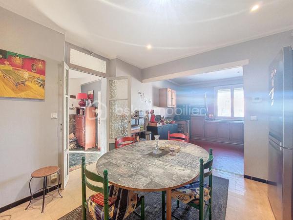 Découvrez ce bel appartement de type 4 de plus de 126 m², situé au 1er étage d'une petite résidence de seulement deux niveaux. Un bien aux volumes généreux, idéal pour une famille en quête d'espace, de confort et de qualité de vie.

Dès l'entrée, vous serez séduit par les beaux volumes de ce logement. Il offre un vaste double séjour/salle à manger baigné de lumière, agrémenté d'une cheminée, une grande cuisine indépendante, deux chambres, deux celliers offrant de nombreux espaces de rangement, une salle d'eau ainsi que des WC séparés.

Côté confort, l'appartement est équipé de double vitrage et de stores électriques. Le stationnement est également un véritable atout grâce aux nombreuses places gratuites disponibles au pied de la résidence.

Son emplacement privilégié vous permettra de profiter d'un quotidien pratique, à proximité immédiate des écoles (Paul Bert, Maltemps...), des commerces, des transports et des principaux axes, tout en bénéficiant d'un environnement agréable.