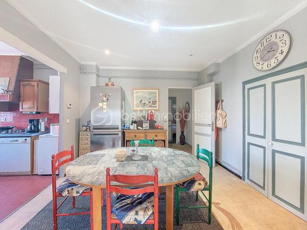 Découvrez ce bel appartement de type 4 de plus de 126 m², situé au 1er étage d'une petite résidence de seulement deux niveaux. Un bien aux volumes généreux, idéal pour une famille en quête d'espace, de confort et de qualité de vie.

Dès l'entrée, vous serez séduit par les beaux volumes de ce logement. Il offre un vaste double séjour/salle à manger baigné de lumière, agrémenté d'une cheminée, une grande cuisine indépendante, deux chambres, deux celliers offrant de nombreux espaces de rangement, une salle d'eau ainsi que des WC séparés.

Côté confort, l'appartement est équipé de double vitrage et de stores électriques. Le stationnement est également un véritable atout grâce aux nombreuses places gratuites disponibles au pied de la résidence.

Son emplacement privilégié vous permettra de profiter d'un quotidien pratique, à proximité immédiate des écoles (Paul Bert, Maltemps...), des commerces, des transports et des principaux axes, tout en bénéficiant d'un environnement agréable.