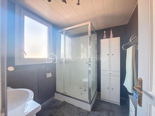 Découvrez ce bel appartement de type 4 de plus de 126 m², situé au 1er étage d'une petite résidence de seulement deux niveaux. Un bien aux volumes généreux, idéal pour une famille en quête d'espace, de confort et de qualité de vie.

Dès l'entrée, vous serez séduit par les beaux volumes de ce logement. Il offre un vaste double séjour/salle à manger baigné de lumière, agrémenté d'une cheminée, une grande cuisine indépendante, deux chambres, deux celliers offrant de nombreux espaces de rangement, une salle d'eau ainsi que des WC séparés.

Côté confort, l'appartement est équipé de double vitrage et de stores électriques. Le stationnement est également un véritable atout grâce aux nombreuses places gratuites disponibles au pied de la résidence.

Son emplacement privilégié vous permettra de profiter d'un quotidien pratique, à proximité immédiate des écoles (Paul Bert, Maltemps...), des commerces, des transports et des principaux axes, tout en bénéficiant d'un environnement agréable.