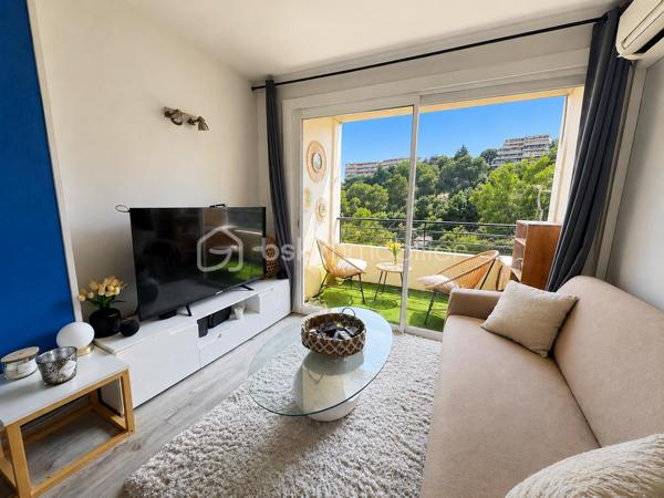 Situé sur chemin de Terron, au sein de la résidence Lou Coulinet, cet appartement traversant de 55,93 m² se trouve au 9eme étage sur 13 avec ascenseur.
Une opportunité accessible pour une première acquisition comme pour un investissement locatif.
Sa position en étage élevé lui apporte une belle luminosité ainsi qu’une vue largement dégagée sur la verdure et les collines environnantes.
Le séjour de 21 m², agréable et bien proportionné, s’ouvre sur un balcon abrité qui prolonge naturellement la pièce de vie.

La cuisine indépendante est aménagée et équipée. L’appartement comprend également deux chambres de 11 m² et 10 m², ainsi qu’une salle d’eau avec WC de 5,24 m².

L’appartement est climatisé et dispose d’un chauffage individuel au gaz.
Les charges de copropriété s’élèvent à environ 125€ par mois, eau froide comprise. 
Le stationnement est libre et gratuit au sein de la résidence, avec des possibilités généralement aisées.
Situé à environ 1 minute à pied de l'arrêt Le Centenaire. Vous pouvez emprunter la ligne 10 qui vous dépose à Magnan en une dizaine de minutes. 
De là, vous prenez le tramway L2, qui rejoint Jean Médecin (centre-ville) en une dizaine de minutes. Il faut donc compter environ 20 à 25 minutes pour rejoindre le cœur de Nice.

Actuellement loué 1 000 € par mois hors charges, l’appartement sera libre de toute occupation en septembre 2026. 

Une cave complète ce bien.
taxe foncière 1321€
