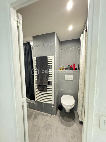 Situé sur chemin de Terron, au sein de la résidence Lou Coulinet, cet appartement traversant de 55,93 m² se trouve au 9eme étage sur 13 avec ascenseur.
Une opportunité accessible pour une première acquisition comme pour un investissement locatif.
Sa position en étage élevé lui apporte une belle luminosité ainsi qu’une vue largement dégagée sur la verdure et les collines environnantes.
Le séjour de 21 m², agréable et bien proportionné, s’ouvre sur un balcon abrité qui prolonge naturellement la pièce de vie.

La cuisine indépendante est aménagée et équipée. L’appartement comprend également deux chambres de 11 m² et 10 m², ainsi qu’une salle d’eau avec WC de 5,24 m².

L’appartement est climatisé et dispose d’un chauffage individuel au gaz.
Les charges de copropriété s’élèvent à environ 125€ par mois, eau froide comprise. 
Le stationnement est libre et gratuit au sein de la résidence, avec des possibilités généralement aisées.
Situé à environ 1 minute à pied de l'arrêt Le Centenaire. Vous pouvez emprunter la ligne 10 qui vous dépose à Magnan en une dizaine de minutes. 
De là, vous prenez le tramway L2, qui rejoint Jean Médecin (centre-ville) en une dizaine de minutes. Il faut donc compter environ 20 à 25 minutes pour rejoindre le cœur de Nice.

Actuellement loué 1 000 € par mois hors charges, l’appartement sera libre de toute occupation en septembre 2026. 

Une cave complète ce bien.
taxe foncière 1321€