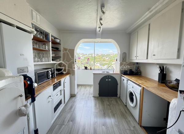 Situé sur chemin de Terron, au sein de la résidence Lou Coulinet, cet appartement traversant de 55,93 m² se trouve au 9eme étage sur 13 avec ascenseur.
Une opportunité accessible pour une première acquisition comme pour un investissement locatif.
Sa position en étage élevé lui apporte une belle luminosité ainsi qu’une vue largement dégagée sur la verdure et les collines environnantes.
Le séjour de 21 m², agréable et bien proportionné, s’ouvre sur un balcon abrité qui prolonge naturellement la pièce de vie.

La cuisine indépendante est aménagée et équipée. L’appartement comprend également deux chambres de 11 m² et 10 m², ainsi qu’une salle d’eau avec WC de 5,24 m².

L’appartement est climatisé et dispose d’un chauffage individuel au gaz.
Les charges de copropriété s’élèvent à environ 125€ par mois, eau froide comprise. 
Le stationnement est libre et gratuit au sein de la résidence, avec des possibilités généralement aisées.
Situé à environ 1 minute à pied de l'arrêt Le Centenaire. Vous pouvez emprunter la ligne 10 qui vous dépose à Magnan en une dizaine de minutes. 
De là, vous prenez le tramway L2, qui rejoint Jean Médecin (centre-ville) en une dizaine de minutes. Il faut donc compter environ 20 à 25 minutes pour rejoindre le cœur de Nice.

Actuellement loué 1 000 € par mois hors charges, l’appartement sera libre de toute occupation en septembre 2026. 

Une cave complète ce bien.
taxe foncière 1321€