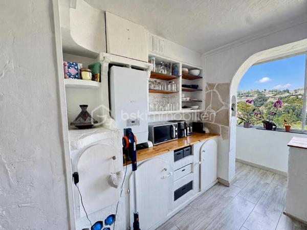 Situé sur chemin de Terron, au sein de la résidence Lou Coulinet, cet appartement traversant de 55,93 m² se trouve au 9eme étage sur 13 avec ascenseur.
Une opportunité accessible pour une première acquisition comme pour un investissement locatif.
Sa position en étage élevé lui apporte une belle luminosité ainsi qu’une vue largement dégagée sur la verdure et les collines environnantes.
Le séjour de 21 m², agréable et bien proportionné, s’ouvre sur un balcon abrité qui prolonge naturellement la pièce de vie.

La cuisine indépendante est aménagée et équipée. L’appartement comprend également deux chambres de 11 m² et 10 m², ainsi qu’une salle d’eau avec WC de 5,24 m².

L’appartement est climatisé et dispose d’un chauffage individuel au gaz.
Les charges de copropriété s’élèvent à environ 125€ par mois, eau froide comprise. 
Le stationnement est libre et gratuit au sein de la résidence, avec des possibilités généralement aisées.
Situé à environ 1 minute à pied de l'arrêt Le Centenaire. Vous pouvez emprunter la ligne 10 qui vous dépose à Magnan en une dizaine de minutes. 
De là, vous prenez le tramway L2, qui rejoint Jean Médecin (centre-ville) en une dizaine de minutes. Il faut donc compter environ 20 à 25 minutes pour rejoindre le cœur de Nice.

Actuellement loué 1 000 € par mois hors charges, l’appartement sera libre de toute occupation en septembre 2026. 

Une cave complète ce bien.
taxe foncière 1321€