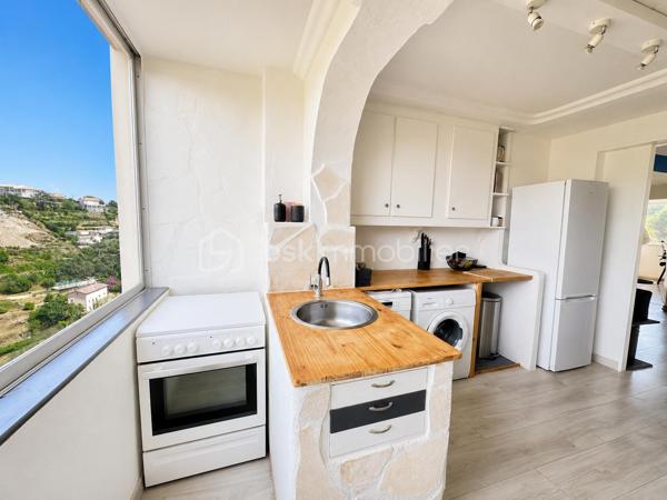 Situé sur chemin de Terron, au sein de la résidence Lou Coulinet, cet appartement traversant de 55,93 m² se trouve au 9eme étage sur 13 avec ascenseur.
Une opportunité accessible pour une première acquisition comme pour un investissement locatif.
Sa position en étage élevé lui apporte une belle luminosité ainsi qu’une vue largement dégagée sur la verdure et les collines environnantes.
Le séjour de 21 m², agréable et bien proportionné, s’ouvre sur un balcon abrité qui prolonge naturellement la pièce de vie.

La cuisine indépendante est aménagée et équipée. L’appartement comprend également deux chambres de 11 m² et 10 m², ainsi qu’une salle d’eau avec WC de 5,24 m².

L’appartement est climatisé et dispose d’un chauffage individuel au gaz.
Les charges de copropriété s’élèvent à environ 125€ par mois, eau froide comprise. 
Le stationnement est libre et gratuit au sein de la résidence, avec des possibilités généralement aisées.
Situé à environ 1 minute à pied de l'arrêt Le Centenaire. Vous pouvez emprunter la ligne 10 qui vous dépose à Magnan en une dizaine de minutes. 
De là, vous prenez le tramway L2, qui rejoint Jean Médecin (centre-ville) en une dizaine de minutes. Il faut donc compter environ 20 à 25 minutes pour rejoindre le cœur de Nice.

Actuellement loué 1 000 € par mois hors charges, l’appartement sera libre de toute occupation en septembre 2026. 

Une cave complète ce bien.
taxe foncière 1321€