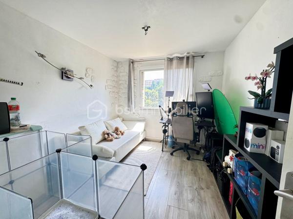 Situé sur chemin de Terron, au sein de la résidence Lou Coulinet, cet appartement traversant de 55,93 m² se trouve au 9eme étage sur 13 avec ascenseur.
Une opportunité accessible pour une première acquisition comme pour un investissement locatif.
Sa position en étage élevé lui apporte une belle luminosité ainsi qu’une vue largement dégagée sur la verdure et les collines environnantes.
Le séjour de 21 m², agréable et bien proportionné, s’ouvre sur un balcon abrité qui prolonge naturellement la pièce de vie.

La cuisine indépendante est aménagée et équipée. L’appartement comprend également deux chambres de 11 m² et 10 m², ainsi qu’une salle d’eau avec WC de 5,24 m².

L’appartement est climatisé et dispose d’un chauffage individuel au gaz.
Les charges de copropriété s’élèvent à environ 125€ par mois, eau froide comprise. 
Le stationnement est libre et gratuit au sein de la résidence, avec des possibilités généralement aisées.
Situé à environ 1 minute à pied de l'arrêt Le Centenaire. Vous pouvez emprunter la ligne 10 qui vous dépose à Magnan en une dizaine de minutes. 
De là, vous prenez le tramway L2, qui rejoint Jean Médecin (centre-ville) en une dizaine de minutes. Il faut donc compter environ 20 à 25 minutes pour rejoindre le cœur de Nice.

Actuellement loué 1 000 € par mois hors charges, l’appartement sera libre de toute occupation en septembre 2026. 

Une cave complète ce bien.
taxe foncière 1321€