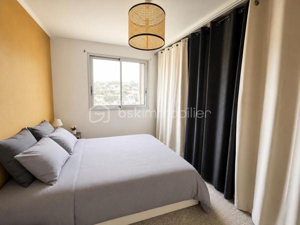 Situé sur chemin de Terron, au sein de la résidence Lou Coulinet, cet appartement traversant de 55,93 m² se trouve au 9eme étage sur 13 avec ascenseur.
Une opportunité accessible pour une première acquisition comme pour un investissement locatif.
Sa position en étage élevé lui apporte une belle luminosité ainsi qu’une vue largement dégagée sur la verdure et les collines environnantes.
Le séjour de 21 m², agréable et bien proportionné, s’ouvre sur un balcon abrité qui prolonge naturellement la pièce de vie.

La cuisine indépendante est aménagée et équipée. L’appartement comprend également deux chambres de 11 m² et 10 m², ainsi qu’une salle d’eau avec WC de 5,24 m².

L’appartement est climatisé et dispose d’un chauffage individuel au gaz.
Les charges de copropriété s’élèvent à environ 125€ par mois, eau froide comprise. 
Le stationnement est libre et gratuit au sein de la résidence, avec des possibilités généralement aisées.
Situé à environ 1 minute à pied de l'arrêt Le Centenaire. Vous pouvez emprunter la ligne 10 qui vous dépose à Magnan en une dizaine de minutes. 
De là, vous prenez le tramway L2, qui rejoint Jean Médecin (centre-ville) en une dizaine de minutes. Il faut donc compter environ 20 à 25 minutes pour rejoindre le cœur de Nice.

Actuellement loué 1 000 € par mois hors charges, l’appartement sera libre de toute occupation en septembre 2026. 

Une cave complète ce bien.
taxe foncière 1321€