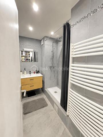 Situé sur chemin de Terron, au sein de la résidence Lou Coulinet, cet appartement traversant de 55,93 m² se trouve au 9eme étage sur 13 avec ascenseur.
Une opportunité accessible pour une première acquisition comme pour un investissement locatif.
Sa position en étage élevé lui apporte une belle luminosité ainsi qu’une vue largement dégagée sur la verdure et les collines environnantes.
Le séjour de 21 m², agréable et bien proportionné, s’ouvre sur un balcon abrité qui prolonge naturellement la pièce de vie.

La cuisine indépendante est aménagée et équipée. L’appartement comprend également deux chambres de 11 m² et 10 m², ainsi qu’une salle d’eau avec WC de 5,24 m².

L’appartement est climatisé et dispose d’un chauffage individuel au gaz.
Les charges de copropriété s’élèvent à environ 125€ par mois, eau froide comprise. 
Le stationnement est libre et gratuit au sein de la résidence, avec des possibilités généralement aisées.
Situé à environ 1 minute à pied de l'arrêt Le Centenaire. Vous pouvez emprunter la ligne 10 qui vous dépose à Magnan en une dizaine de minutes. 
De là, vous prenez le tramway L2, qui rejoint Jean Médecin (centre-ville) en une dizaine de minutes. Il faut donc compter environ 20 à 25 minutes pour rejoindre le cœur de Nice.

Actuellement loué 1 000 € par mois hors charges, l’appartement sera libre de toute occupation en septembre 2026. 

Une cave complète ce bien.
taxe foncière 1321€
