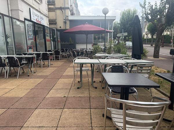 VITTEL - Fonds de commerce de restauration rapide avec terrasse aménagée