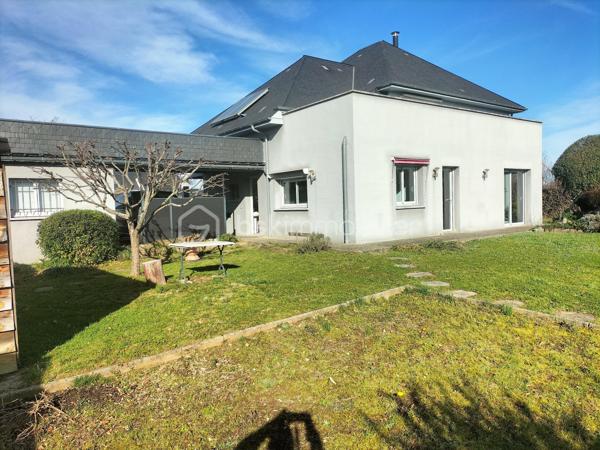 À vendre- Élégante maison contemporaine aux prestations soignées ✨
Cette superbe maison récente séduit par la qualité de sa construction, ses volumes généreux et sa luminosité exceptionnelle.
Vous serez séduit par son magnifique séjour baigné de lumière, équipé d’un poêle à bois et ouvert sur le jardin, idéal pour profiter de moments conviviaux. 
La cuisine moderne et fonctionnelle est séparée du séjour par d’élégantes portes à galandage,  un cellier aménagé attenant donne directement sur l’extérieur. 
Au rez-de-chaussée, la maison propose également une chambre avec salle d’eau privative, un atelier ainsi qu’un carport.
À l’étage, vous trouverez, un bureau, une grande salle de bain, une belle chambre avec dressing donnant sur une terrasse de 30 m² parfaite pour vos moments de détente à regarder la montagne, une seconde chambre spacieuse, et une grande salle de sport ou autre. 
L’ensemble est situé dans un environnement pratique et recherché, à proximité immédiate des commerces, des transports et des écoles.
Une maison confortable et chaleureuse, à découvrir sans tarder sur son terrain de 800m²            Oloron-Sainte-Marie : entre campagne, mer, montagne et Espagne, un joyau du Béarn
Nichée au pied des Pyrénées, dans le sud-ouest de la France, Oloron-Sainte-Marie est une petite ville pleine de caractère, souvent méconnue, mais idéalement située pour découvrir une région d’une richesse exceptionnelle. Ici, on vit au carrefour de plusieurs mondes.
Une ville à taille humaine, riche d’histoire.