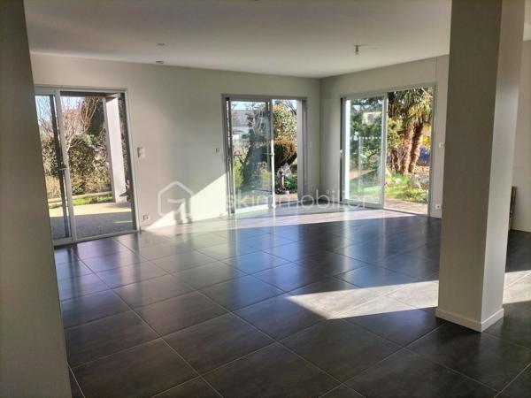 À vendre- Élégante maison contemporaine aux prestations soignées ✨
Cette superbe maison récente séduit par la qualité de sa construction, ses volumes généreux et sa luminosité exceptionnelle.
Vous serez séduit par son magnifique séjour baigné de lumière, équipé d’un poêle à bois et ouvert sur le jardin, idéal pour profiter de moments conviviaux. 
La cuisine moderne et fonctionnelle est séparée du séjour par d’élégantes portes à galandage,  un cellier aménagé attenant donne directement sur l’extérieur. 
Au rez-de-chaussée, la maison propose également une chambre avec salle d’eau privative, un atelier ainsi qu’un carport.
À l’étage, vous trouverez, un bureau, une grande salle de bain, une belle chambre avec dressing donnant sur une terrasse de 30 m² parfaite pour vos moments de détente à regarder la montagne, une seconde chambre spacieuse, et une grande salle de sport ou autre. 
L’ensemble est situé dans un environnement pratique et recherché, à proximité immédiate des commerces, des transports et des écoles.
Une maison confortable et chaleureuse, à découvrir sans tarder sur son terrain de 800m²            Oloron-Sainte-Marie : entre campagne, mer, montagne et Espagne, un joyau du Béarn
Nichée au pied des Pyrénées, dans le sud-ouest de la France, Oloron-Sainte-Marie est une petite ville pleine de caractère, souvent méconnue, mais idéalement située pour découvrir une région d’une richesse exceptionnelle. Ici, on vit au carrefour de plusieurs mondes.
Une ville à taille humaine, riche d’histoire.