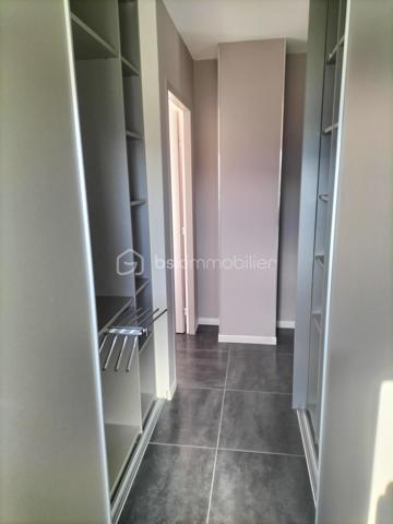 À vendre- Élégante maison contemporaine aux prestations soignées ✨
Cette superbe maison récente séduit par la qualité de sa construction, ses volumes généreux et sa luminosité exceptionnelle.
Vous serez séduit par son magnifique séjour baigné de lumière, équipé d’un poêle à bois et ouvert sur le jardin, idéal pour profiter de moments conviviaux. 
La cuisine moderne et fonctionnelle est séparée du séjour par d’élégantes portes à galandage,  un cellier aménagé attenant donne directement sur l’extérieur. 
Au rez-de-chaussée, la maison propose également une chambre avec salle d’eau privative, un atelier ainsi qu’un carport.
À l’étage, vous trouverez, un bureau, une grande salle de bain, une belle chambre avec dressing donnant sur une terrasse de 30 m² parfaite pour vos moments de détente à regarder la montagne, une seconde chambre spacieuse, et une grande salle de sport ou autre. 
L’ensemble est situé dans un environnement pratique et recherché, à proximité immédiate des commerces, des transports et des écoles.
Une maison confortable et chaleureuse, à découvrir sans tarder sur son terrain de 800m²            Oloron-Sainte-Marie : entre campagne, mer, montagne et Espagne, un joyau du Béarn
Nichée au pied des Pyrénées, dans le sud-ouest de la France, Oloron-Sainte-Marie est une petite ville pleine de caractère, souvent méconnue, mais idéalement située pour découvrir une région d’une richesse exceptionnelle. Ici, on vit au carrefour de plusieurs mondes.
Une ville à taille humaine, riche d’histoire.