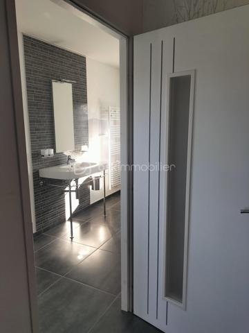 À vendre- Élégante maison contemporaine aux prestations soignées ✨
Cette superbe maison récente séduit par la qualité de sa construction, ses volumes généreux et sa luminosité exceptionnelle.
Vous serez séduit par son magnifique séjour baigné de lumière, équipé d’un poêle à bois et ouvert sur le jardin, idéal pour profiter de moments conviviaux. 
La cuisine moderne et fonctionnelle est séparée du séjour par d’élégantes portes à galandage,  un cellier aménagé attenant donne directement sur l’extérieur. 
Au rez-de-chaussée, la maison propose également une chambre avec salle d’eau privative, un atelier ainsi qu’un carport.
À l’étage, vous trouverez, un bureau, une grande salle de bain, une belle chambre avec dressing donnant sur une terrasse de 30 m² parfaite pour vos moments de détente à regarder la montagne, une seconde chambre spacieuse, et une grande salle de sport ou autre. 
L’ensemble est situé dans un environnement pratique et recherché, à proximité immédiate des commerces, des transports et des écoles.
Une maison confortable et chaleureuse, à découvrir sans tarder sur son terrain de 800m²            Oloron-Sainte-Marie : entre campagne, mer, montagne et Espagne, un joyau du Béarn
Nichée au pied des Pyrénées, dans le sud-ouest de la France, Oloron-Sainte-Marie est une petite ville pleine de caractère, souvent méconnue, mais idéalement située pour découvrir une région d’une richesse exceptionnelle. Ici, on vit au carrefour de plusieurs mondes.
Une ville à taille humaine, riche d’histoire.
