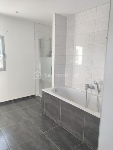 À vendre- Élégante maison contemporaine aux prestations soignées ✨
Cette superbe maison récente séduit par la qualité de sa construction, ses volumes généreux et sa luminosité exceptionnelle.
Vous serez séduit par son magnifique séjour baigné de lumière, équipé d’un poêle à bois et ouvert sur le jardin, idéal pour profiter de moments conviviaux. 
La cuisine moderne et fonctionnelle est séparée du séjour par d’élégantes portes à galandage,  un cellier aménagé attenant donne directement sur l’extérieur. 
Au rez-de-chaussée, la maison propose également une chambre avec salle d’eau privative, un atelier ainsi qu’un carport.
À l’étage, vous trouverez, un bureau, une grande salle de bain, une belle chambre avec dressing donnant sur une terrasse de 30 m² parfaite pour vos moments de détente à regarder la montagne, une seconde chambre spacieuse, et une grande salle de sport ou autre. 
L’ensemble est situé dans un environnement pratique et recherché, à proximité immédiate des commerces, des transports et des écoles.
Une maison confortable et chaleureuse, à découvrir sans tarder sur son terrain de 800m²            Oloron-Sainte-Marie : entre campagne, mer, montagne et Espagne, un joyau du Béarn
Nichée au pied des Pyrénées, dans le sud-ouest de la France, Oloron-Sainte-Marie est une petite ville pleine de caractère, souvent méconnue, mais idéalement située pour découvrir une région d’une richesse exceptionnelle. Ici, on vit au carrefour de plusieurs mondes.
Une ville à taille humaine, riche d’histoire.