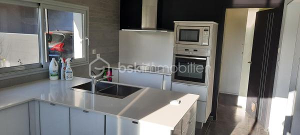 À vendre- Élégante maison contemporaine aux prestations soignées ✨
Cette superbe maison récente séduit par la qualité de sa construction, ses volumes généreux et sa luminosité exceptionnelle.
Vous serez séduit par son magnifique séjour baigné de lumière, équipé d’un poêle à bois et ouvert sur le jardin, idéal pour profiter de moments conviviaux. 
La cuisine moderne et fonctionnelle est séparée du séjour par d’élégantes portes à galandage,  un cellier aménagé attenant donne directement sur l’extérieur. 
Au rez-de-chaussée, la maison propose également une chambre avec salle d’eau privative, un atelier ainsi qu’un carport.
À l’étage, vous trouverez, un bureau, une grande salle de bain, une belle chambre avec dressing donnant sur une terrasse de 30 m² parfaite pour vos moments de détente à regarder la montagne, une seconde chambre spacieuse, et une grande salle de sport ou autre. 
L’ensemble est situé dans un environnement pratique et recherché, à proximité immédiate des commerces, des transports et des écoles.
Une maison confortable et chaleureuse, à découvrir sans tarder sur son terrain de 800m²            Oloron-Sainte-Marie : entre campagne, mer, montagne et Espagne, un joyau du Béarn
Nichée au pied des Pyrénées, dans le sud-ouest de la France, Oloron-Sainte-Marie est une petite ville pleine de caractère, souvent méconnue, mais idéalement située pour découvrir une région d’une richesse exceptionnelle. Ici, on vit au carrefour de plusieurs mondes.
Une ville à taille humaine, riche d’histoire.