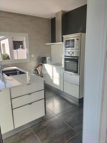 À vendre- Élégante maison contemporaine aux prestations soignées ✨
Cette superbe maison récente séduit par la qualité de sa construction, ses volumes généreux et sa luminosité exceptionnelle.
Vous serez séduit par son magnifique séjour baigné de lumière, équipé d’un poêle à bois et ouvert sur le jardin, idéal pour profiter de moments conviviaux. 
La cuisine moderne et fonctionnelle est séparée du séjour par d’élégantes portes à galandage,  un cellier aménagé attenant donne directement sur l’extérieur. 
Au rez-de-chaussée, la maison propose également une chambre avec salle d’eau privative, un atelier ainsi qu’un carport.
À l’étage, vous trouverez, un bureau, une grande salle de bain, une belle chambre avec dressing donnant sur une terrasse de 30 m² parfaite pour vos moments de détente à regarder la montagne, une seconde chambre spacieuse, et une grande salle de sport ou autre. 
L’ensemble est situé dans un environnement pratique et recherché, à proximité immédiate des commerces, des transports et des écoles.
Une maison confortable et chaleureuse, à découvrir sans tarder sur son terrain de 800m²            Oloron-Sainte-Marie : entre campagne, mer, montagne et Espagne, un joyau du Béarn
Nichée au pied des Pyrénées, dans le sud-ouest de la France, Oloron-Sainte-Marie est une petite ville pleine de caractère, souvent méconnue, mais idéalement située pour découvrir une région d’une richesse exceptionnelle. Ici, on vit au carrefour de plusieurs mondes.
Une ville à taille humaine, riche d’histoire.