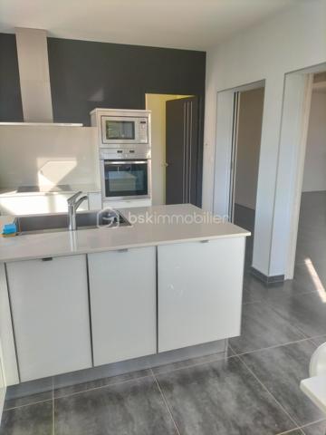 À vendre- Élégante maison contemporaine aux prestations soignées ✨
Cette superbe maison récente séduit par la qualité de sa construction, ses volumes généreux et sa luminosité exceptionnelle.
Vous serez séduit par son magnifique séjour baigné de lumière, équipé d’un poêle à bois et ouvert sur le jardin, idéal pour profiter de moments conviviaux. 
La cuisine moderne et fonctionnelle est séparée du séjour par d’élégantes portes à galandage,  un cellier aménagé attenant donne directement sur l’extérieur. 
Au rez-de-chaussée, la maison propose également une chambre avec salle d’eau privative, un atelier ainsi qu’un carport.
À l’étage, vous trouverez, un bureau, une grande salle de bain, une belle chambre avec dressing donnant sur une terrasse de 30 m² parfaite pour vos moments de détente à regarder la montagne, une seconde chambre spacieuse, et une grande salle de sport ou autre. 
L’ensemble est situé dans un environnement pratique et recherché, à proximité immédiate des commerces, des transports et des écoles.
Une maison confortable et chaleureuse, à découvrir sans tarder sur son terrain de 800m²            Oloron-Sainte-Marie : entre campagne, mer, montagne et Espagne, un joyau du Béarn
Nichée au pied des Pyrénées, dans le sud-ouest de la France, Oloron-Sainte-Marie est une petite ville pleine de caractère, souvent méconnue, mais idéalement située pour découvrir une région d’une richesse exceptionnelle. Ici, on vit au carrefour de plusieurs mondes.
Une ville à taille humaine, riche d’histoire.