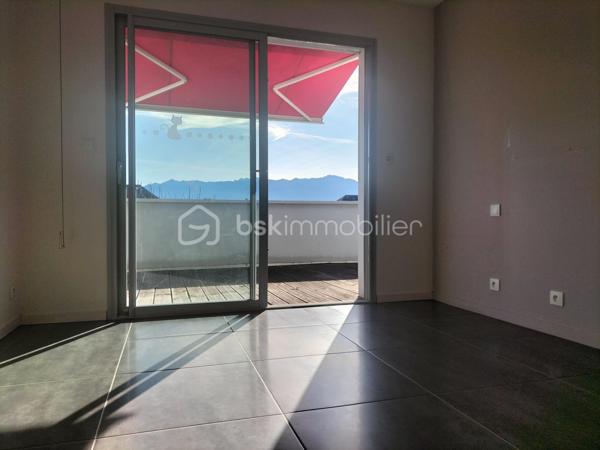 À vendre- Élégante maison contemporaine aux prestations soignées ✨
Cette superbe maison récente séduit par la qualité de sa construction, ses volumes généreux et sa luminosité exceptionnelle.
Vous serez séduit par son magnifique séjour baigné de lumière, équipé d’un poêle à bois et ouvert sur le jardin, idéal pour profiter de moments conviviaux. 
La cuisine moderne et fonctionnelle est séparée du séjour par d’élégantes portes à galandage,  un cellier aménagé attenant donne directement sur l’extérieur. 
Au rez-de-chaussée, la maison propose également une chambre avec salle d’eau privative, un atelier ainsi qu’un carport.
À l’étage, vous trouverez, un bureau, une grande salle de bain, une belle chambre avec dressing donnant sur une terrasse de 30 m² parfaite pour vos moments de détente à regarder la montagne, une seconde chambre spacieuse, et une grande salle de sport ou autre. 
L’ensemble est situé dans un environnement pratique et recherché, à proximité immédiate des commerces, des transports et des écoles.
Une maison confortable et chaleureuse, à découvrir sans tarder sur son terrain de 800m²            Oloron-Sainte-Marie : entre campagne, mer, montagne et Espagne, un joyau du Béarn
Nichée au pied des Pyrénées, dans le sud-ouest de la France, Oloron-Sainte-Marie est une petite ville pleine de caractère, souvent méconnue, mais idéalement située pour découvrir une région d’une richesse exceptionnelle. Ici, on vit au carrefour de plusieurs mondes.
Une ville à taille humaine, riche d’histoire.