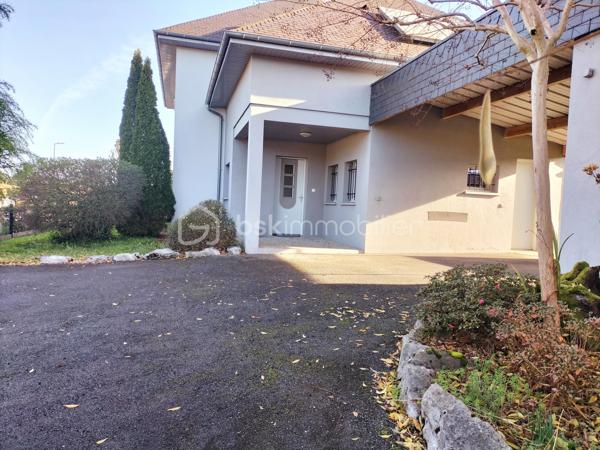 À vendre- Élégante maison contemporaine aux prestations soignées ✨
Cette superbe maison récente séduit par la qualité de sa construction, ses volumes généreux et sa luminosité exceptionnelle.
Vous serez séduit par son magnifique séjour baigné de lumière, équipé d’un poêle à bois et ouvert sur le jardin, idéal pour profiter de moments conviviaux. 
La cuisine moderne et fonctionnelle est séparée du séjour par d’élégantes portes à galandage,  un cellier aménagé attenant donne directement sur l’extérieur. 
Au rez-de-chaussée, la maison propose également une chambre avec salle d’eau privative, un atelier ainsi qu’un carport.
À l’étage, vous trouverez, un bureau, une grande salle de bain, une belle chambre avec dressing donnant sur une terrasse de 30 m² parfaite pour vos moments de détente à regarder la montagne, une seconde chambre spacieuse, et une grande salle de sport ou autre. 
L’ensemble est situé dans un environnement pratique et recherché, à proximité immédiate des commerces, des transports et des écoles.
Une maison confortable et chaleureuse, à découvrir sans tarder sur son terrain de 800m²            Oloron-Sainte-Marie : entre campagne, mer, montagne et Espagne, un joyau du Béarn
Nichée au pied des Pyrénées, dans le sud-ouest de la France, Oloron-Sainte-Marie est une petite ville pleine de caractère, souvent méconnue, mais idéalement située pour découvrir une région d’une richesse exceptionnelle. Ici, on vit au carrefour de plusieurs mondes.
Une ville à taille humaine, riche d’histoire.