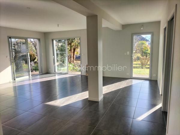 À vendre- Élégante maison contemporaine aux prestations soignées ✨
Cette superbe maison récente séduit par la qualité de sa construction, ses volumes généreux et sa luminosité exceptionnelle.
Vous serez séduit par son magnifique séjour baigné de lumière, équipé d’un poêle à bois et ouvert sur le jardin, idéal pour profiter de moments conviviaux. 
La cuisine moderne et fonctionnelle est séparée du séjour par d’élégantes portes à galandage,  un cellier aménagé attenant donne directement sur l’extérieur. 
Au rez-de-chaussée, la maison propose également une chambre avec salle d’eau privative, un atelier ainsi qu’un carport.
À l’étage, vous trouverez, un bureau, une grande salle de bain, une belle chambre avec dressing donnant sur une terrasse de 30 m² parfaite pour vos moments de détente à regarder la montagne, une seconde chambre spacieuse, et une grande salle de sport ou autre. 
L’ensemble est situé dans un environnement pratique et recherché, à proximité immédiate des commerces, des transports et des écoles.
Une maison confortable et chaleureuse, à découvrir sans tarder sur son terrain de 800m²            Oloron-Sainte-Marie : entre campagne, mer, montagne et Espagne, un joyau du Béarn
Nichée au pied des Pyrénées, dans le sud-ouest de la France, Oloron-Sainte-Marie est une petite ville pleine de caractère, souvent méconnue, mais idéalement située pour découvrir une région d’une richesse exceptionnelle. Ici, on vit au carrefour de plusieurs mondes.
Une ville à taille humaine, riche d’histoire.