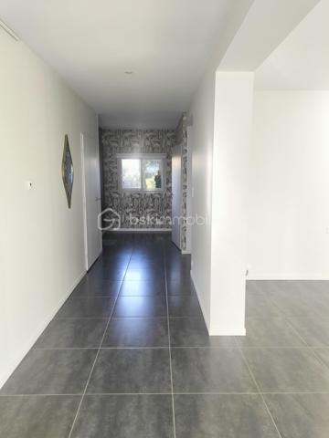 À vendre- Élégante maison contemporaine aux prestations soignées ✨
Cette superbe maison récente séduit par la qualité de sa construction, ses volumes généreux et sa luminosité exceptionnelle.
Vous serez séduit par son magnifique séjour baigné de lumière, équipé d’un poêle à bois et ouvert sur le jardin, idéal pour profiter de moments conviviaux. 
La cuisine moderne et fonctionnelle est séparée du séjour par d’élégantes portes à galandage,  un cellier aménagé attenant donne directement sur l’extérieur. 
Au rez-de-chaussée, la maison propose également une chambre avec salle d’eau privative, un atelier ainsi qu’un carport.
À l’étage, vous trouverez, un bureau, une grande salle de bain, une belle chambre avec dressing donnant sur une terrasse de 30 m² parfaite pour vos moments de détente à regarder la montagne, une seconde chambre spacieuse, et une grande salle de sport ou autre. 
L’ensemble est situé dans un environnement pratique et recherché, à proximité immédiate des commerces, des transports et des écoles.
Une maison confortable et chaleureuse, à découvrir sans tarder sur son terrain de 800m²            Oloron-Sainte-Marie : entre campagne, mer, montagne et Espagne, un joyau du Béarn
Nichée au pied des Pyrénées, dans le sud-ouest de la France, Oloron-Sainte-Marie est une petite ville pleine de caractère, souvent méconnue, mais idéalement située pour découvrir une région d’une richesse exceptionnelle. Ici, on vit au carrefour de plusieurs mondes.
Une ville à taille humaine, riche d’histoire.