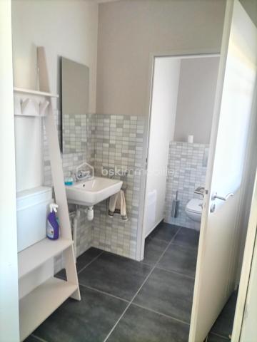 À vendre- Élégante maison contemporaine aux prestations soignées ✨
Cette superbe maison récente séduit par la qualité de sa construction, ses volumes généreux et sa luminosité exceptionnelle.
Vous serez séduit par son magnifique séjour baigné de lumière, équipé d’un poêle à bois et ouvert sur le jardin, idéal pour profiter de moments conviviaux. 
La cuisine moderne et fonctionnelle est séparée du séjour par d’élégantes portes à galandage,  un cellier aménagé attenant donne directement sur l’extérieur. 
Au rez-de-chaussée, la maison propose également une chambre avec salle d’eau privative, un atelier ainsi qu’un carport.
À l’étage, vous trouverez, un bureau, une grande salle de bain, une belle chambre avec dressing donnant sur une terrasse de 30 m² parfaite pour vos moments de détente à regarder la montagne, une seconde chambre spacieuse, et une grande salle de sport ou autre. 
L’ensemble est situé dans un environnement pratique et recherché, à proximité immédiate des commerces, des transports et des écoles.
Une maison confortable et chaleureuse, à découvrir sans tarder sur son terrain de 800m²            Oloron-Sainte-Marie : entre campagne, mer, montagne et Espagne, un joyau du Béarn
Nichée au pied des Pyrénées, dans le sud-ouest de la France, Oloron-Sainte-Marie est une petite ville pleine de caractère, souvent méconnue, mais idéalement située pour découvrir une région d’une richesse exceptionnelle. Ici, on vit au carrefour de plusieurs mondes.
Une ville à taille humaine, riche d’histoire.
