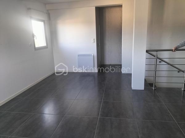 À vendre- Élégante maison contemporaine aux prestations soignées ✨
Cette superbe maison récente séduit par la qualité de sa construction, ses volumes généreux et sa luminosité exceptionnelle.
Vous serez séduit par son magnifique séjour baigné de lumière, équipé d’un poêle à bois et ouvert sur le jardin, idéal pour profiter de moments conviviaux. 
La cuisine moderne et fonctionnelle est séparée du séjour par d’élégantes portes à galandage,  un cellier aménagé attenant donne directement sur l’extérieur. 
Au rez-de-chaussée, la maison propose également une chambre avec salle d’eau privative, un atelier ainsi qu’un carport.
À l’étage, vous trouverez, un bureau, une grande salle de bain, une belle chambre avec dressing donnant sur une terrasse de 30 m² parfaite pour vos moments de détente à regarder la montagne, une seconde chambre spacieuse, et une grande salle de sport ou autre. 
L’ensemble est situé dans un environnement pratique et recherché, à proximité immédiate des commerces, des transports et des écoles.
Une maison confortable et chaleureuse, à découvrir sans tarder sur son terrain de 800m²            Oloron-Sainte-Marie : entre campagne, mer, montagne et Espagne, un joyau du Béarn
Nichée au pied des Pyrénées, dans le sud-ouest de la France, Oloron-Sainte-Marie est une petite ville pleine de caractère, souvent méconnue, mais idéalement située pour découvrir une région d’une richesse exceptionnelle. Ici, on vit au carrefour de plusieurs mondes.
Une ville à taille humaine, riche d’histoire.