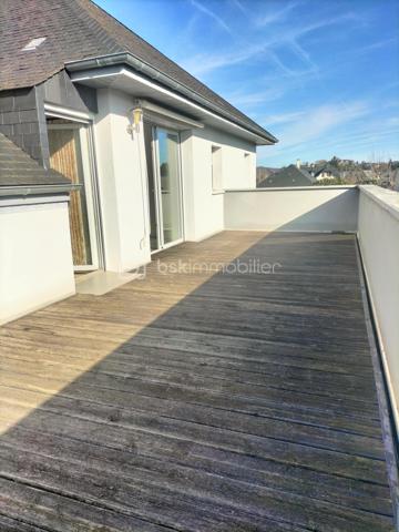 À vendre- Élégante maison contemporaine aux prestations soignées ✨
Cette superbe maison récente séduit par la qualité de sa construction, ses volumes généreux et sa luminosité exceptionnelle.
Vous serez séduit par son magnifique séjour baigné de lumière, équipé d’un poêle à bois et ouvert sur le jardin, idéal pour profiter de moments conviviaux. 
La cuisine moderne et fonctionnelle est séparée du séjour par d’élégantes portes à galandage,  un cellier aménagé attenant donne directement sur l’extérieur. 
Au rez-de-chaussée, la maison propose également une chambre avec salle d’eau privative, un atelier ainsi qu’un carport.
À l’étage, vous trouverez, un bureau, une grande salle de bain, une belle chambre avec dressing donnant sur une terrasse de 30 m² parfaite pour vos moments de détente à regarder la montagne, une seconde chambre spacieuse, et une grande salle de sport ou autre. 
L’ensemble est situé dans un environnement pratique et recherché, à proximité immédiate des commerces, des transports et des écoles.
Une maison confortable et chaleureuse, à découvrir sans tarder sur son terrain de 800m²            Oloron-Sainte-Marie : entre campagne, mer, montagne et Espagne, un joyau du Béarn
Nichée au pied des Pyrénées, dans le sud-ouest de la France, Oloron-Sainte-Marie est une petite ville pleine de caractère, souvent méconnue, mais idéalement située pour découvrir une région d’une richesse exceptionnelle. Ici, on vit au carrefour de plusieurs mondes.
Une ville à taille humaine, riche d’histoire.