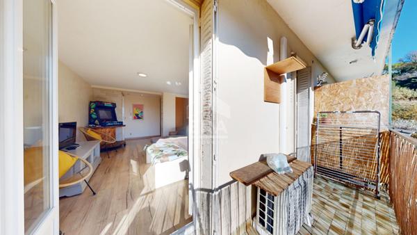 NICE NORD / ST SYLVESTRE :  JOLI 2 PIÈCES TRAVERSANT AVEC BALCON