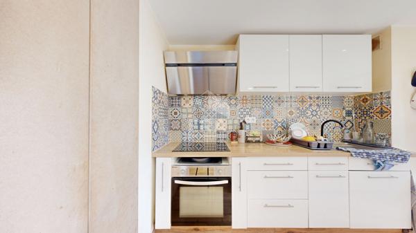 NICE NORD / ST SYLVESTRE :  JOLI 2 PIÈCES TRAVERSANT AVEC BALCON