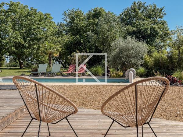 Baugé : Grande longère avec piscine & dépendances, dans un cadre naturel remarquable